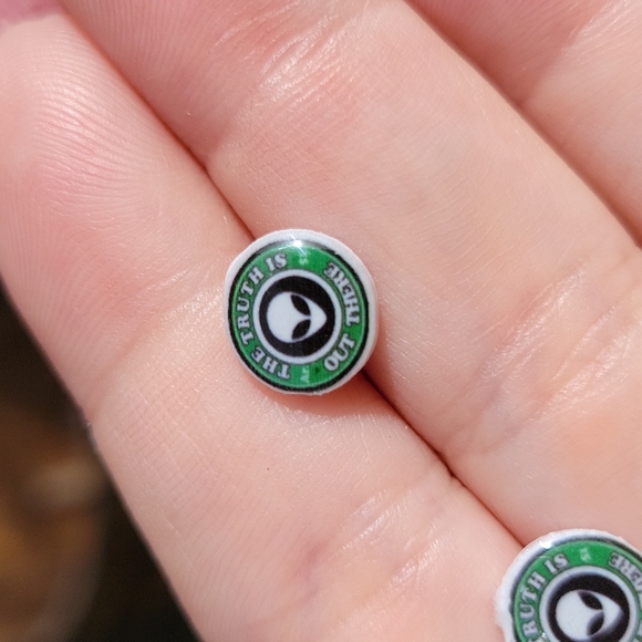 The Truth is Out There Alien Stud Earrings, unisex - Picture 4 of 5